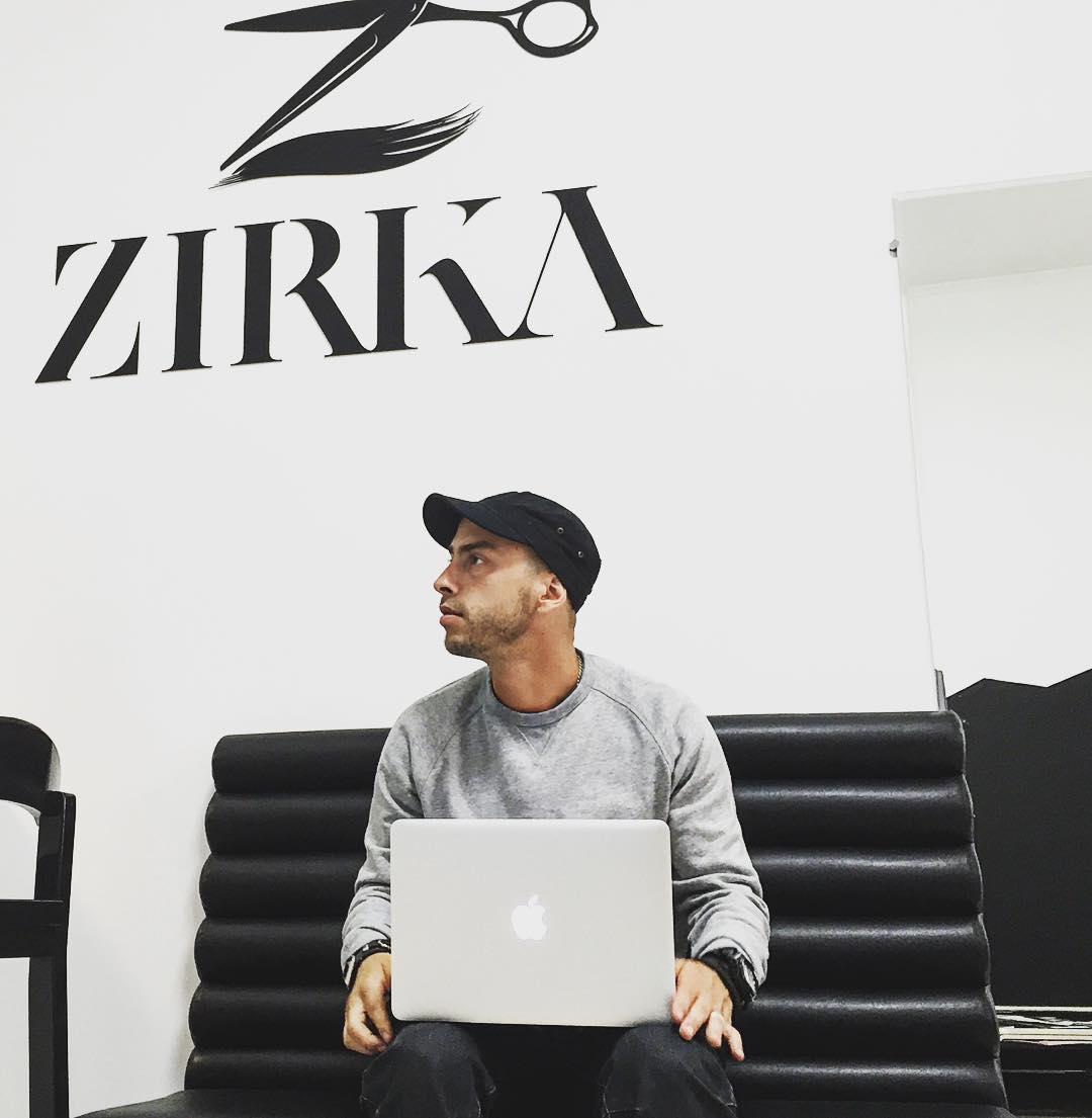 man op zoek naar de beste postorder bruidsservice