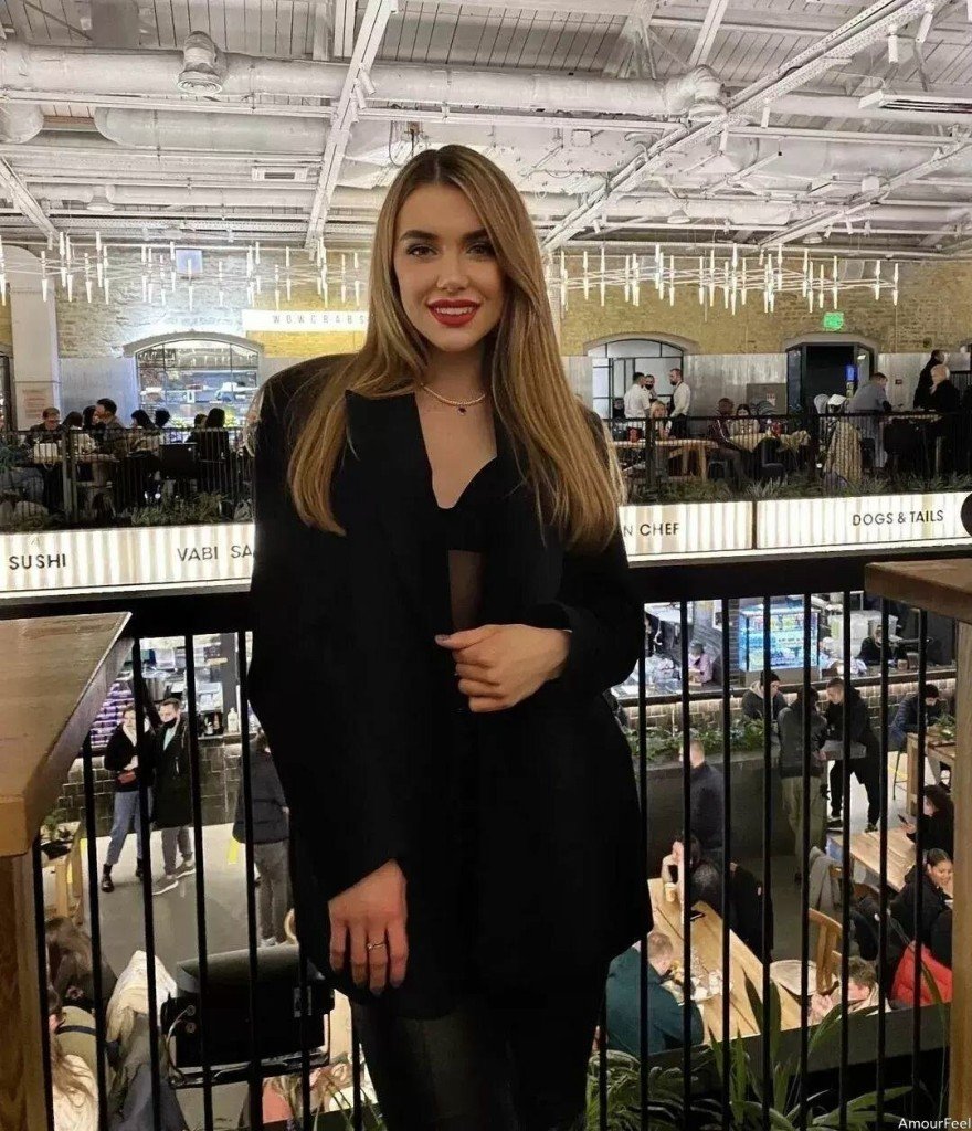 Elena Profile image 6