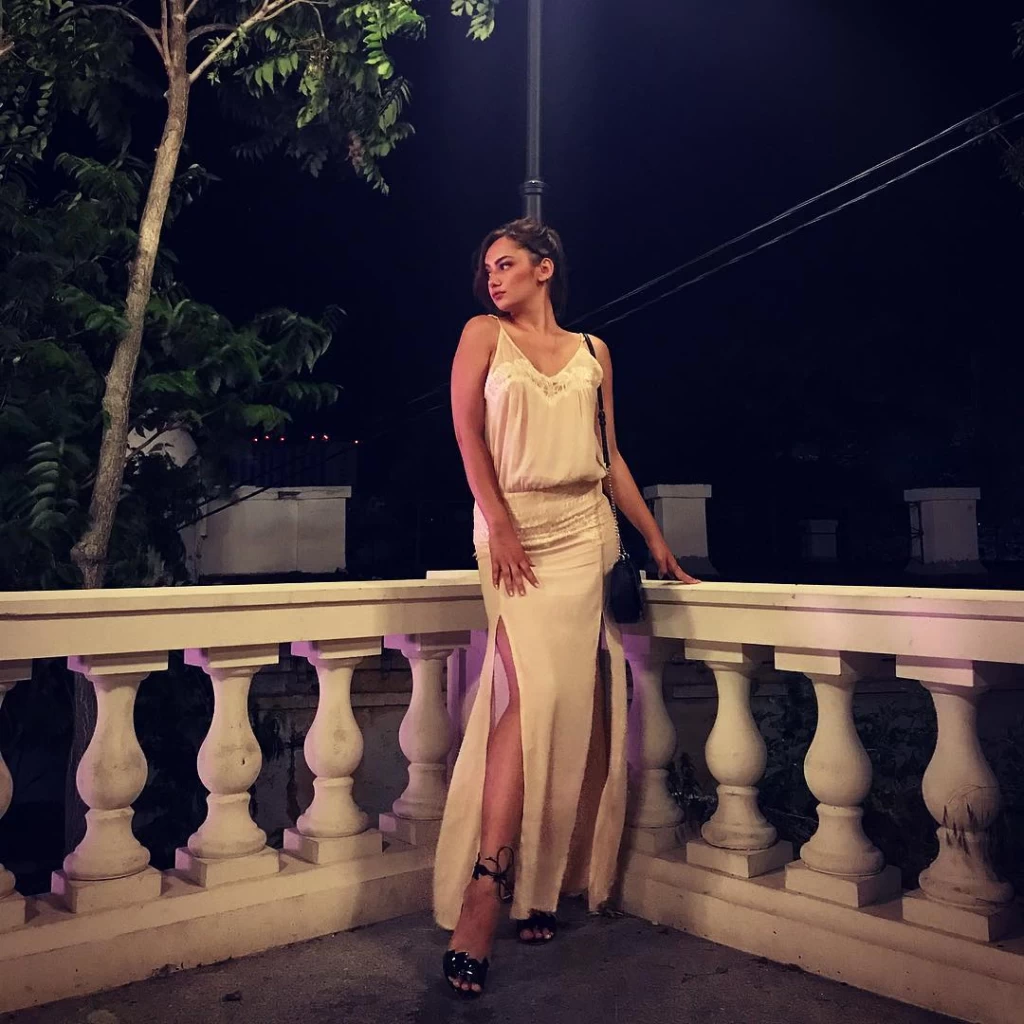 Anna Profile image 15